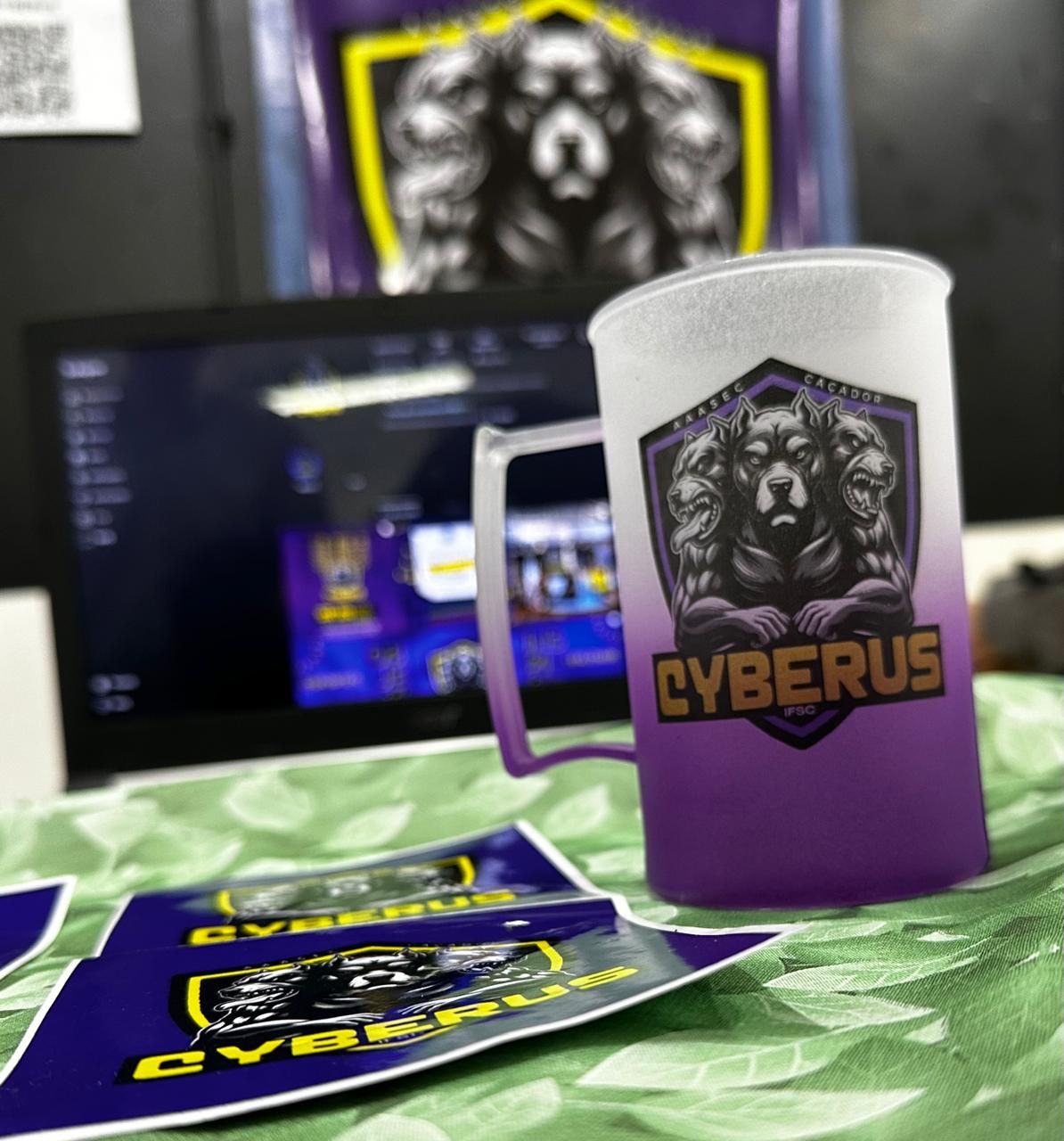 Caneca e adesivo Cyberus